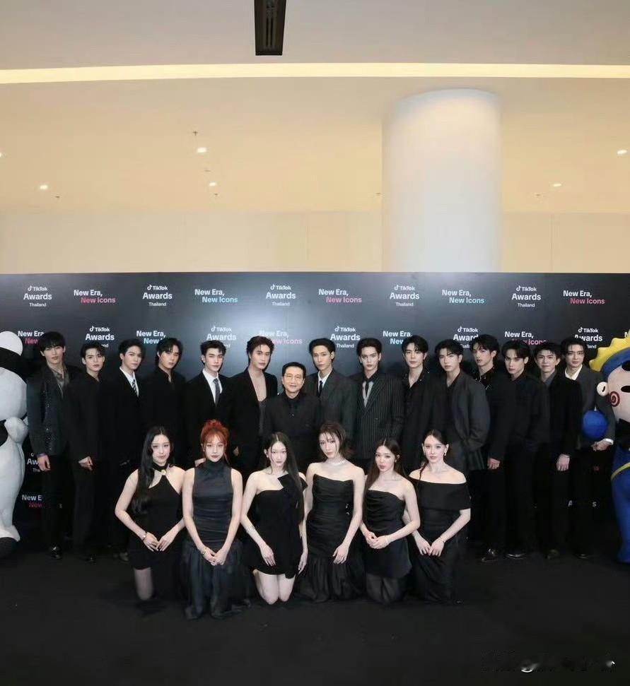 这是什么阴间操作？泰国某颁奖礼现场，男艺人站后边，女艺人穿着裙子跪前边拍照，中