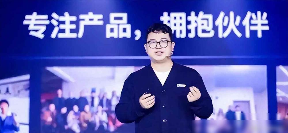 央视夸完就叛逃！裁员、清空、屏蔽，中国顶级AI公司出走国外，Manus关停中国业