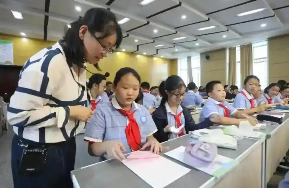 2026年人民教师工资或将上调，工龄补贴首次迎来上涨，教师春天来了。您好！您提