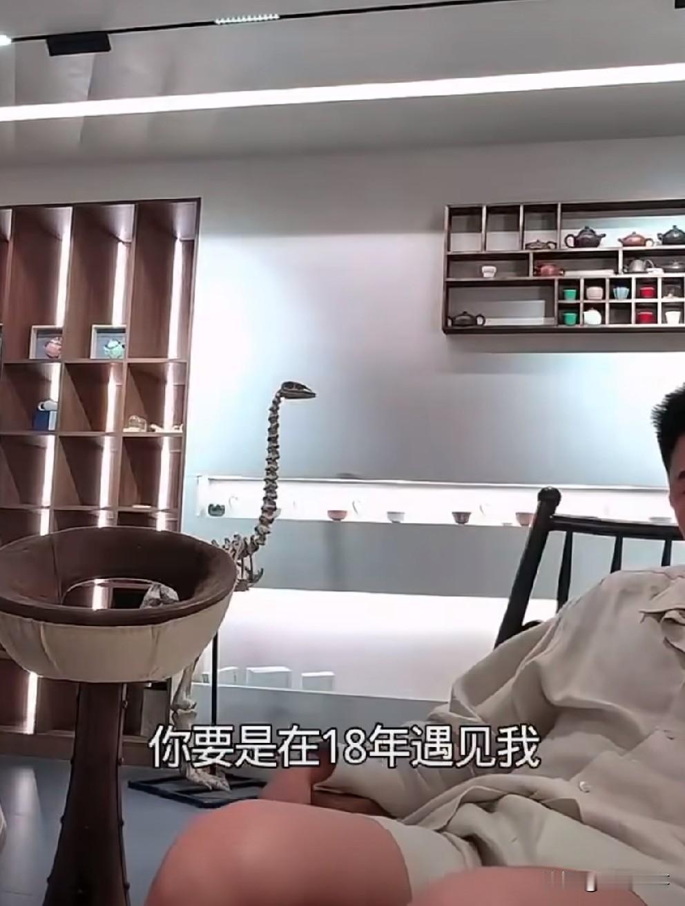 T佑称很久前我就提醒过巴扎黑，他听不进去，有我兄弟在你是兄弟媳妇，没有我兄弟在谁