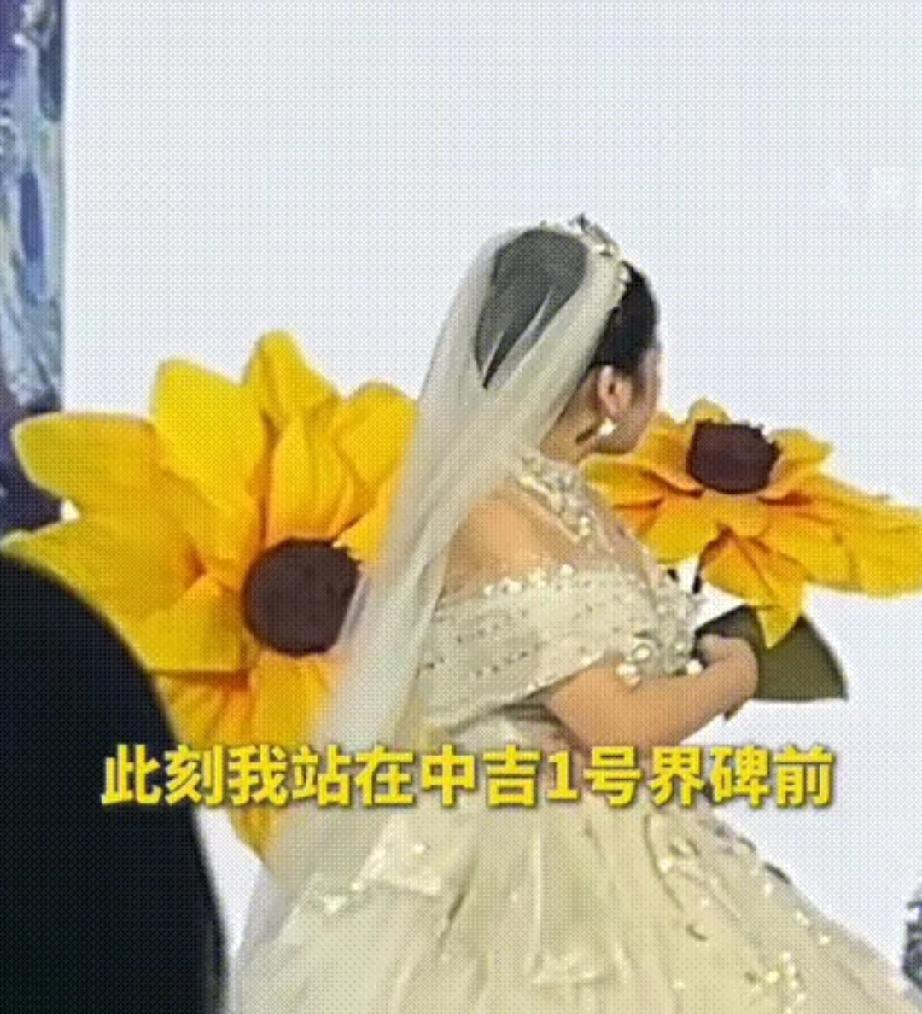 “天呐，这祝福太戳心了！”浙江湖州一场婚礼上，新娘正幸福地接受亲友祝福，大屏突然