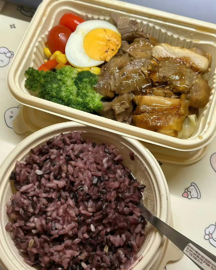 早餐要吃好、午餐要吃饱、晚餐一定要吃少。晚上代谢变慢、活动量少，吃太撑太油