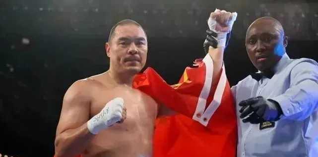 他42岁一拳KO世界拳王，却被队友跑路坑到退役帕克爽约那天，张志磊抱着金腰带在