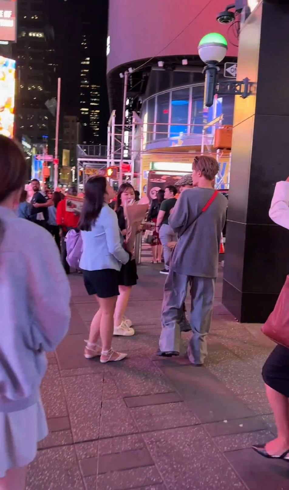 路人视角下，檀健次的个子真的不矮啊，甚至在人群中看着很高挑的感觉！比周围的女生都