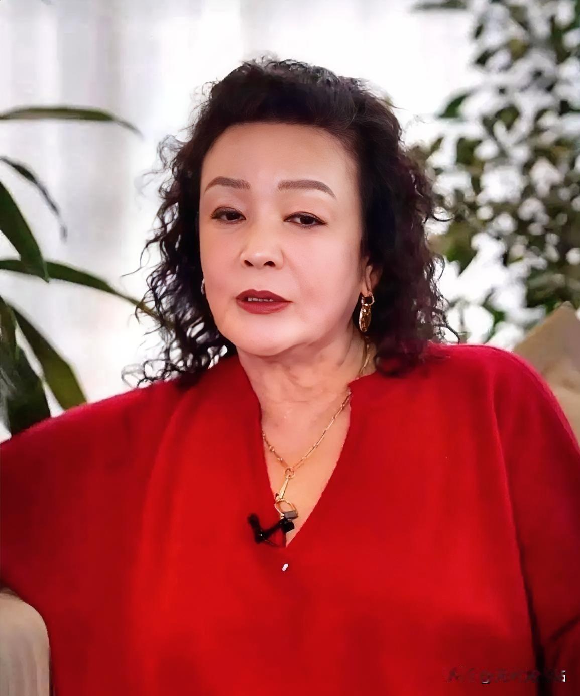 童言一句戳心，张兰直播被孙女随口一句话弄得心绪难平张兰平日里直播带货气场十