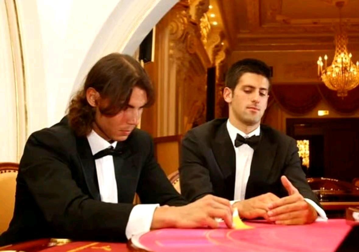 2007年汉堡决赛，费德勒2-6/6-2/6-0逆转纳达尔，终结了后者红土81连