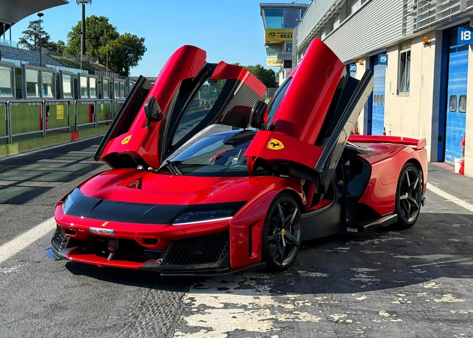 新车全新的马王，法拉利F80国内有3个配额，不知道是不是因为刚还有3个人买了所