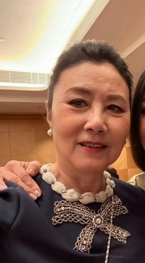 同样是结婚多年没生小孩的女明星，刘嘉玲把弟弟的儿子当亲生孩子养，带在身边一起旅游