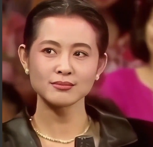 都说当年的陈红有多美多美，但是，我觉得没有倪萍美，倪萍年轻的时候那叫一个美，五官