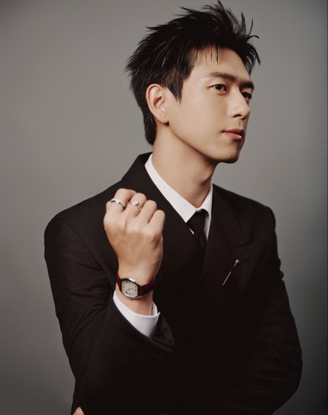 12月，演员李现在澳门街头以纪实抓拍（即“玛格南”式拍照）记录街景时，遭路人强硬