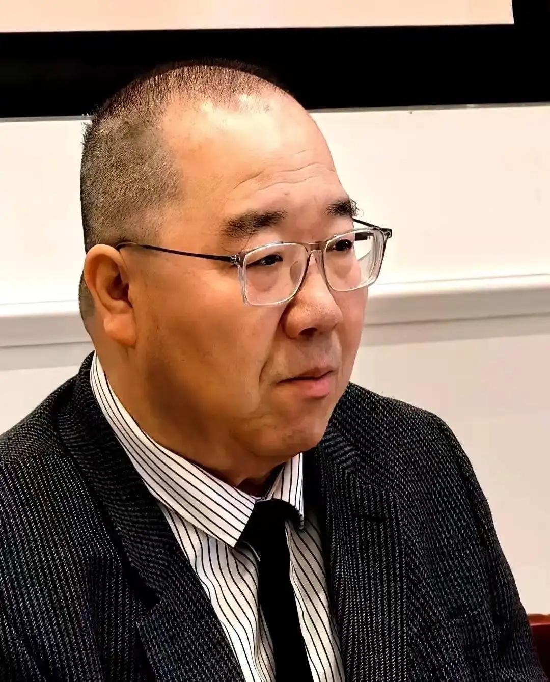 英达的性格就是表面答应你一套，背后做又是另一套！其父病危时告诫他：“把巴图留下”