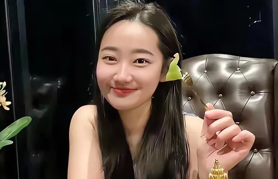 在海南被毒蛇咬死那姑娘这事儿，我琢磨老半天了，咋都想不明白。她好好的，冷不丁被毒