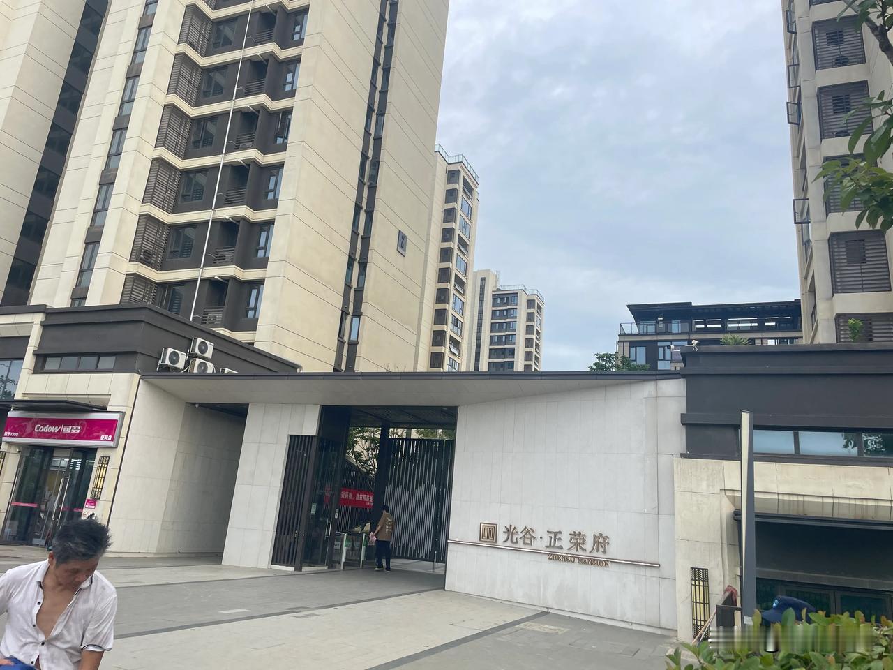 房价涨的时候，觉得这里位置好极了，完全看不见这旁边就是农田，现在房价下跌了，看这