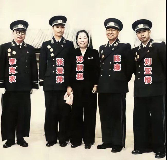 这是1955年的国庆节，镜头定格下了让人暖洋洋的画面，邓颖超大姐站在一位开国大将