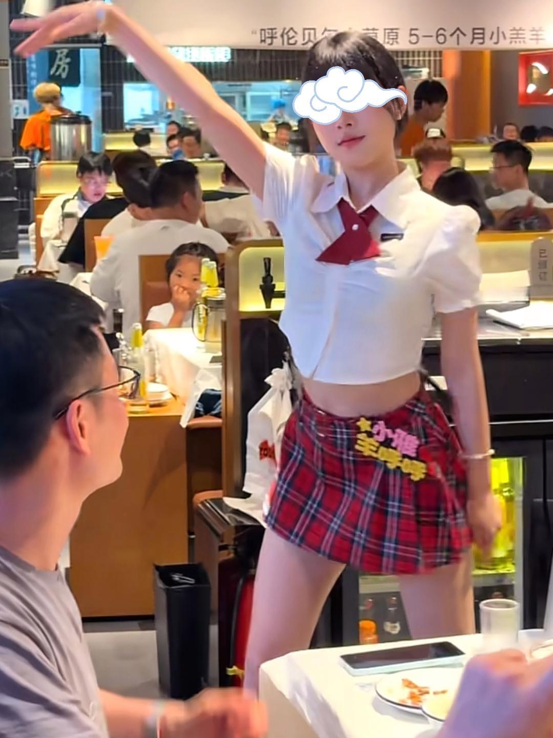 安徽这家烧烤店靠着另类营销火速出圈，抛开菜品口味和优惠活动，聘请高颜值女生驻场跳