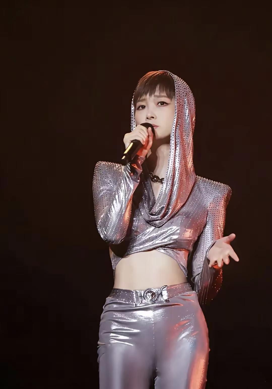 这样的李宇春大家喜欢吗？李宇春出道已经20年了，她过去的形象都是比较中性的，