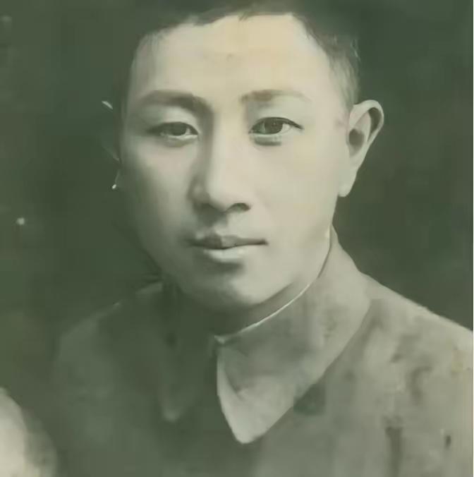 1936年，西安事变中，侍卫翁自勉舍命救蒋介石，导致右腿落下终身残疾，面对这位救
