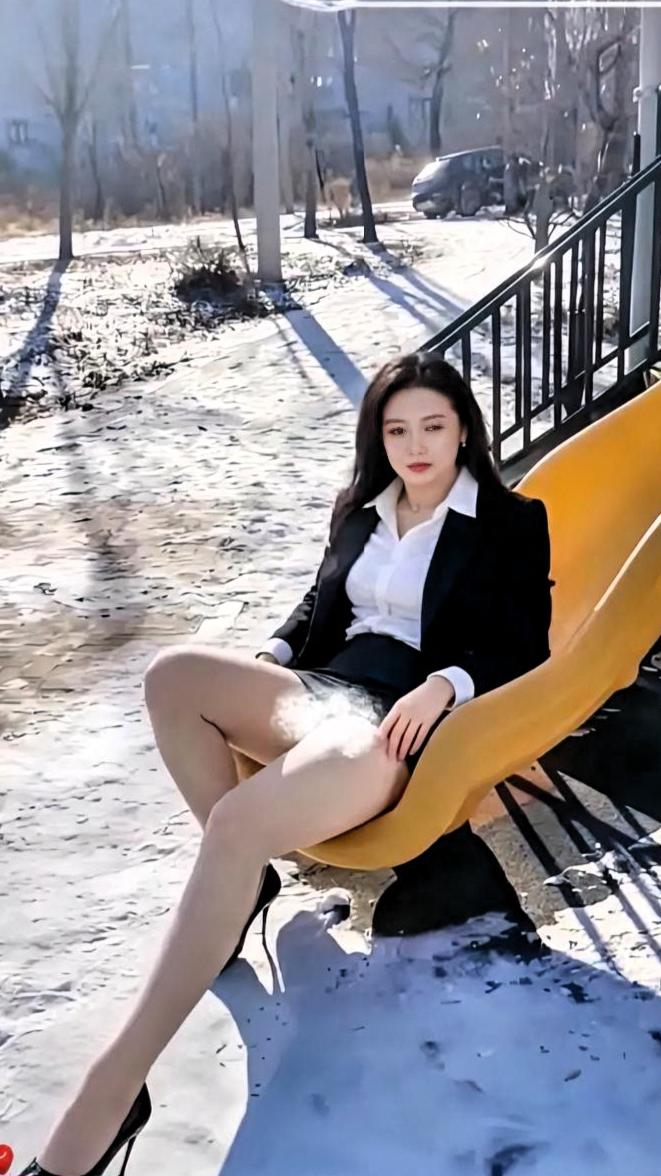 前些天，我费了好大劲，吟出一个下联：北风卷地三九到，上联卡住了大脑，左思右想，朝