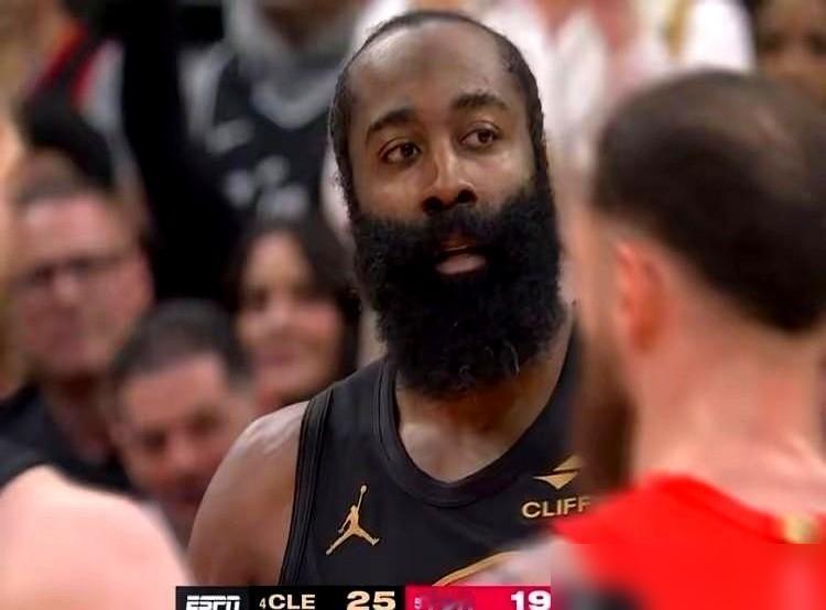 真把我看傻了，全队就指着哈登得分，他最后10秒却把球甩给一个24投6中的铁匠！