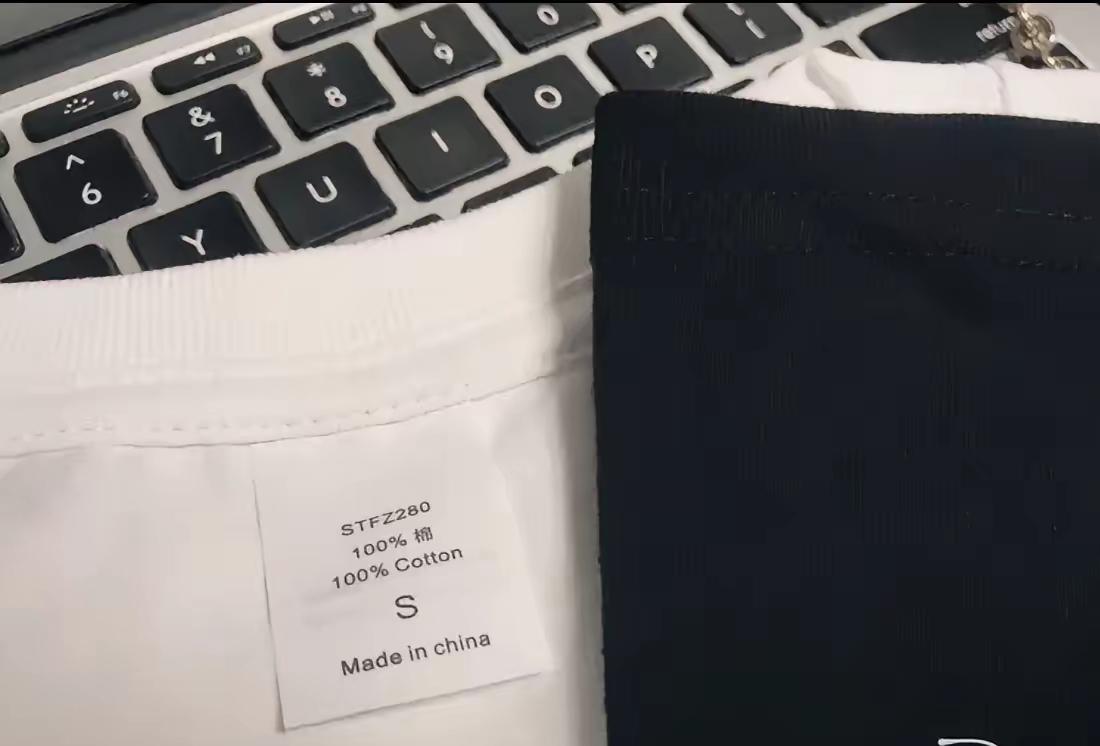 我姑父在服装行业干了25年，最近悄悄跟我说了个行业里的小秘密：现在市面上那些标签