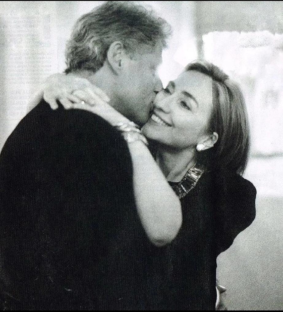 希拉里身边的克林顿，就是一个调皮可爱的大男孩。他偶尔送上一个轻轻的吻，希拉里都