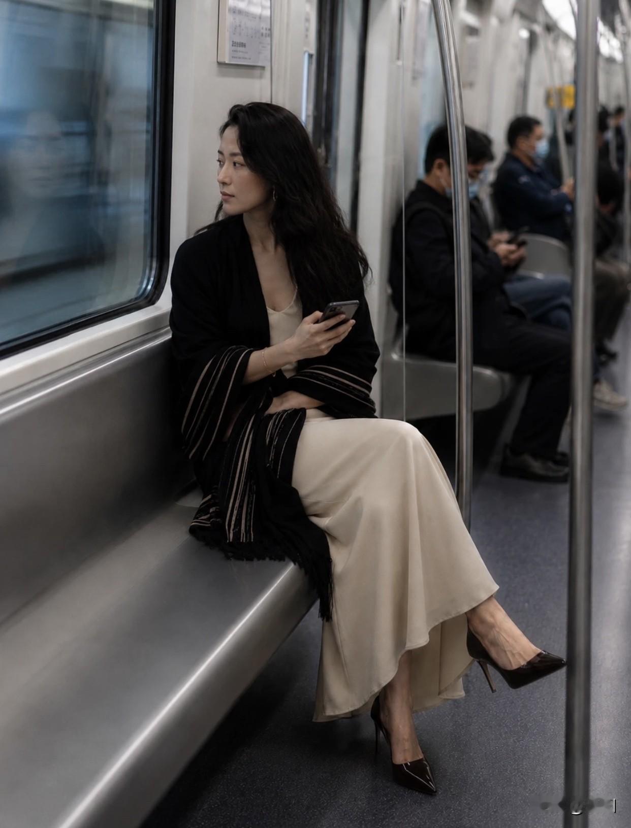 高跟鞋的鞋跟是不是越高越好过高鞋跟不利于长时间站立，会很快疲劳。