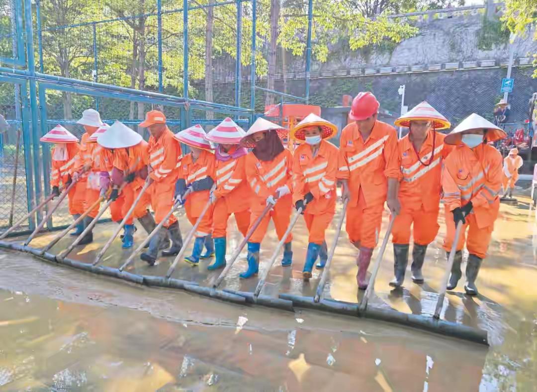 南宁此次全民参与的邕江清淤行动，实在是太棒啦！洪水退去之后，邕江两岸尽是淤泥。1