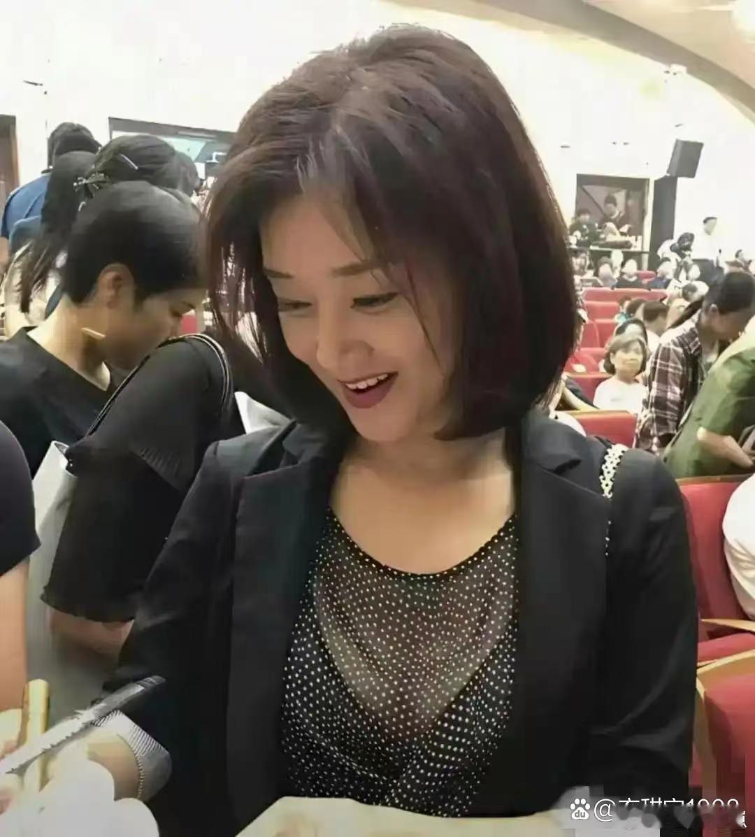 年过花甲的宋祖英风采依旧，温婉雅致，容颜气韵依旧动人。