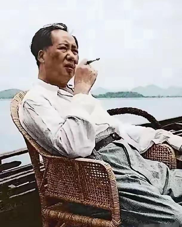 1956年，毛主席横渡长江，望着滚滚东逝的江流，想到如何发挥长江的潜力，造福于人