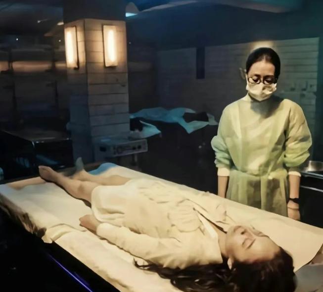 人类尸臭为啥这么难闻？外国教堂里的石棺是怎么防止尸臭外泄的呢？有啥科学解释？ 