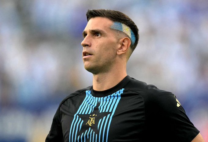 ESPN阿根廷曼联已与埃米利亚诺马丁内斯取得联系！奥纳纳将离队，曼联正在追逐马丁