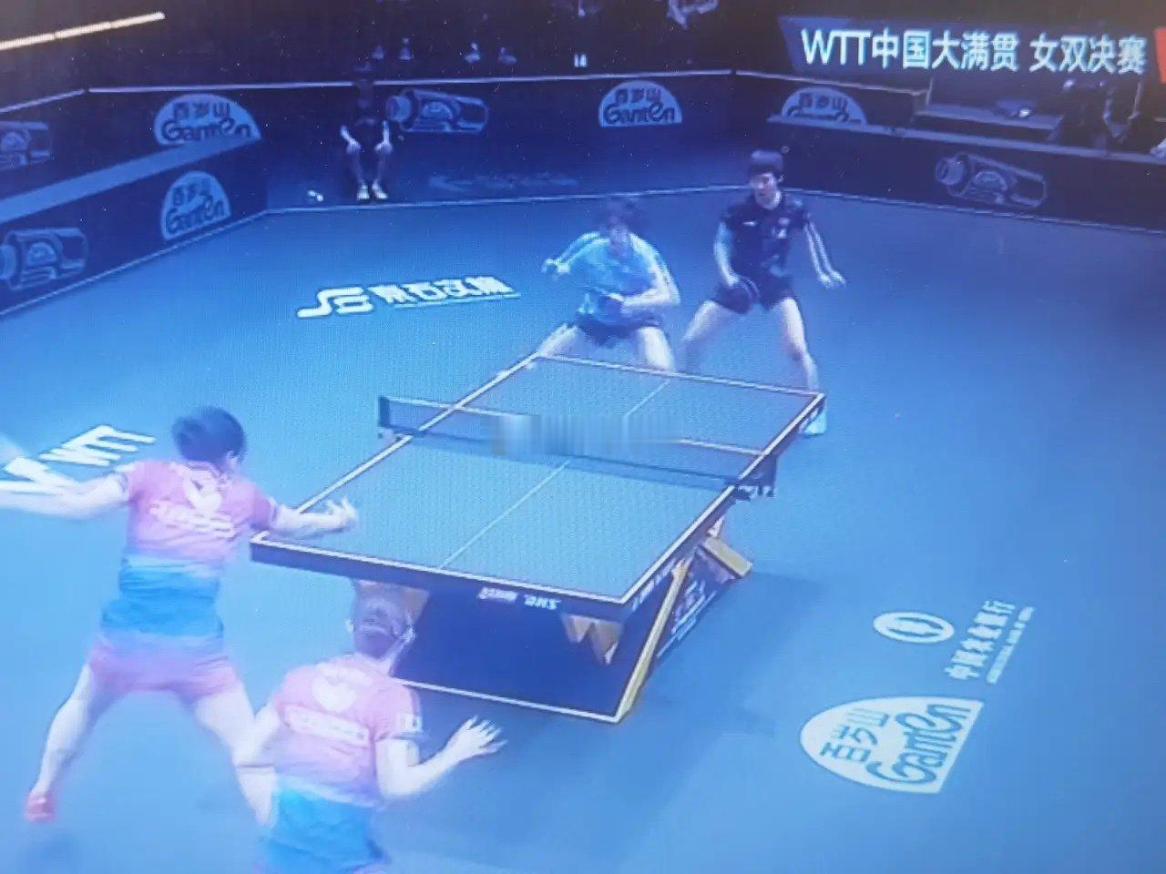 #王曼昱摔倒蒯曼一脸担心#WTT北京大满贯女双决赛，一个细节特别感人，第二局局末，王曼昱不慎全身摔倒