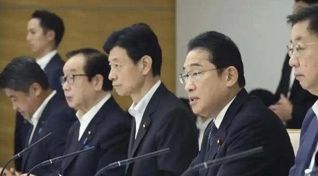 日本为什么首相和内阁换来换去，可国家却一直很稳定？原因其实很简单，首相不过是个摆