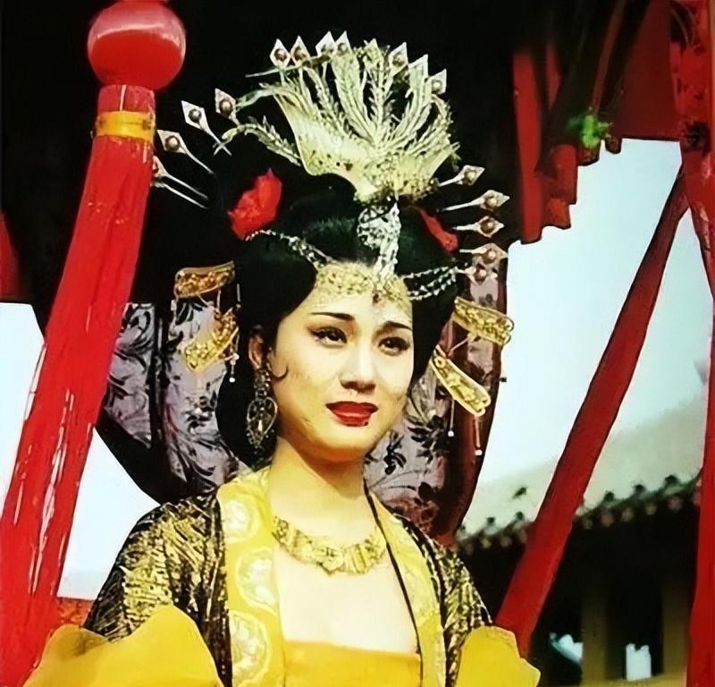 2004年5月的一个黑夜，盗墓贼杨彬钻进西安市长安区大兆乡庞留村的一座大土堆，他