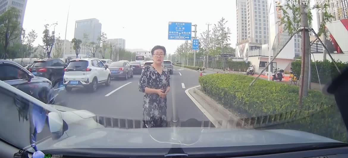 看看这是谁的责任，小仙女开车随意变道，不打转向灯，被后车碰到了，指责后车的责任。