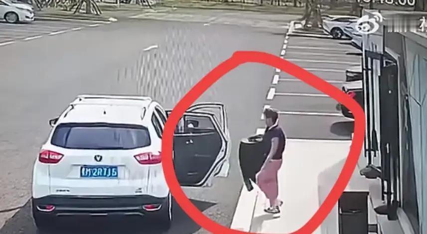 黑龙江一对夫妻在广西服务区上完厕所，把扫把和垃圾桶直接塞进自家后备箱。监控拍得