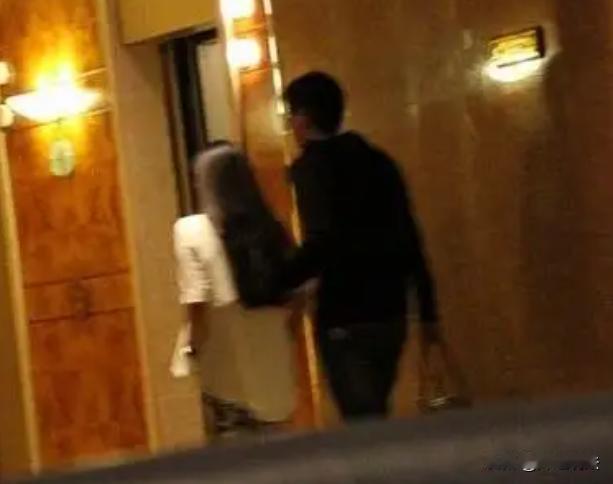 山东潍坊，已婚女子大半夜的跟外面的男子潇洒，饮酒后二人去宾馆里开了房，进入客房后