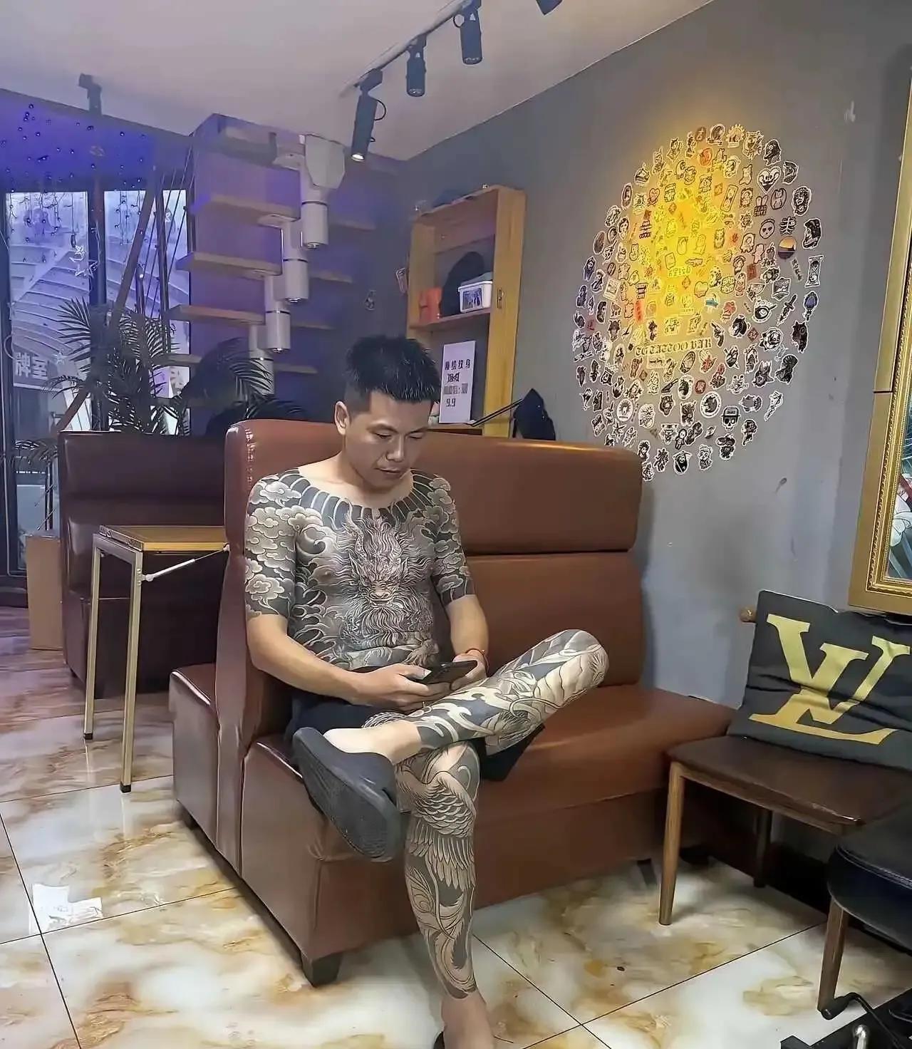 不反对纹身，有的人纹的真的很好看，这个欣赏不来，您自己觉得好看吗[笑着哭]