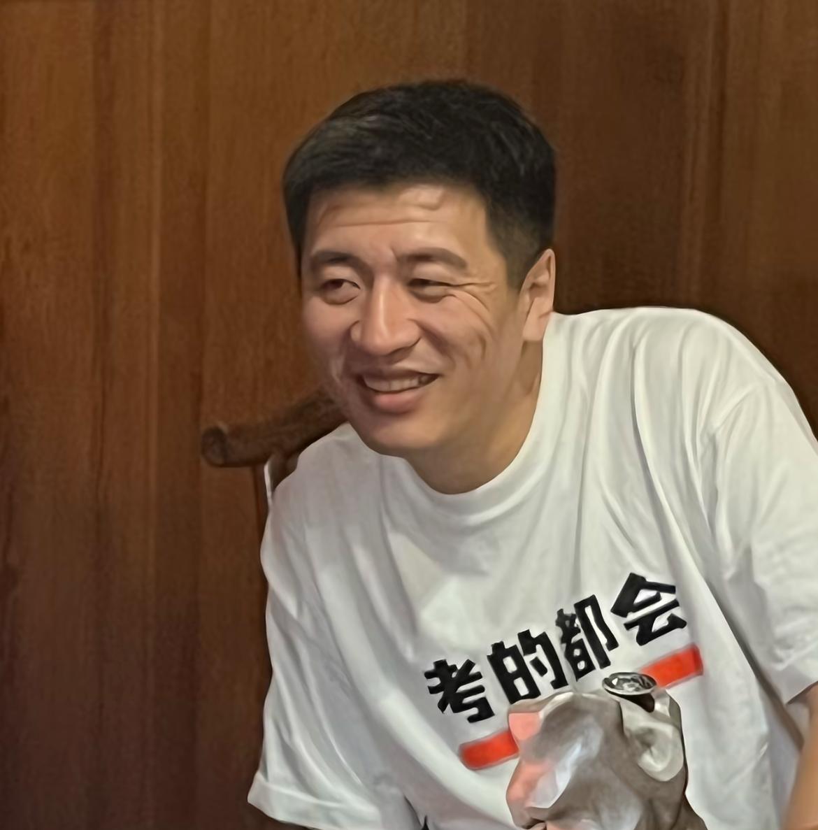 武亮代替张雪峰为高考学子祈福，并送上三个“锦囊”。这一幕真的太让人感动了，如果