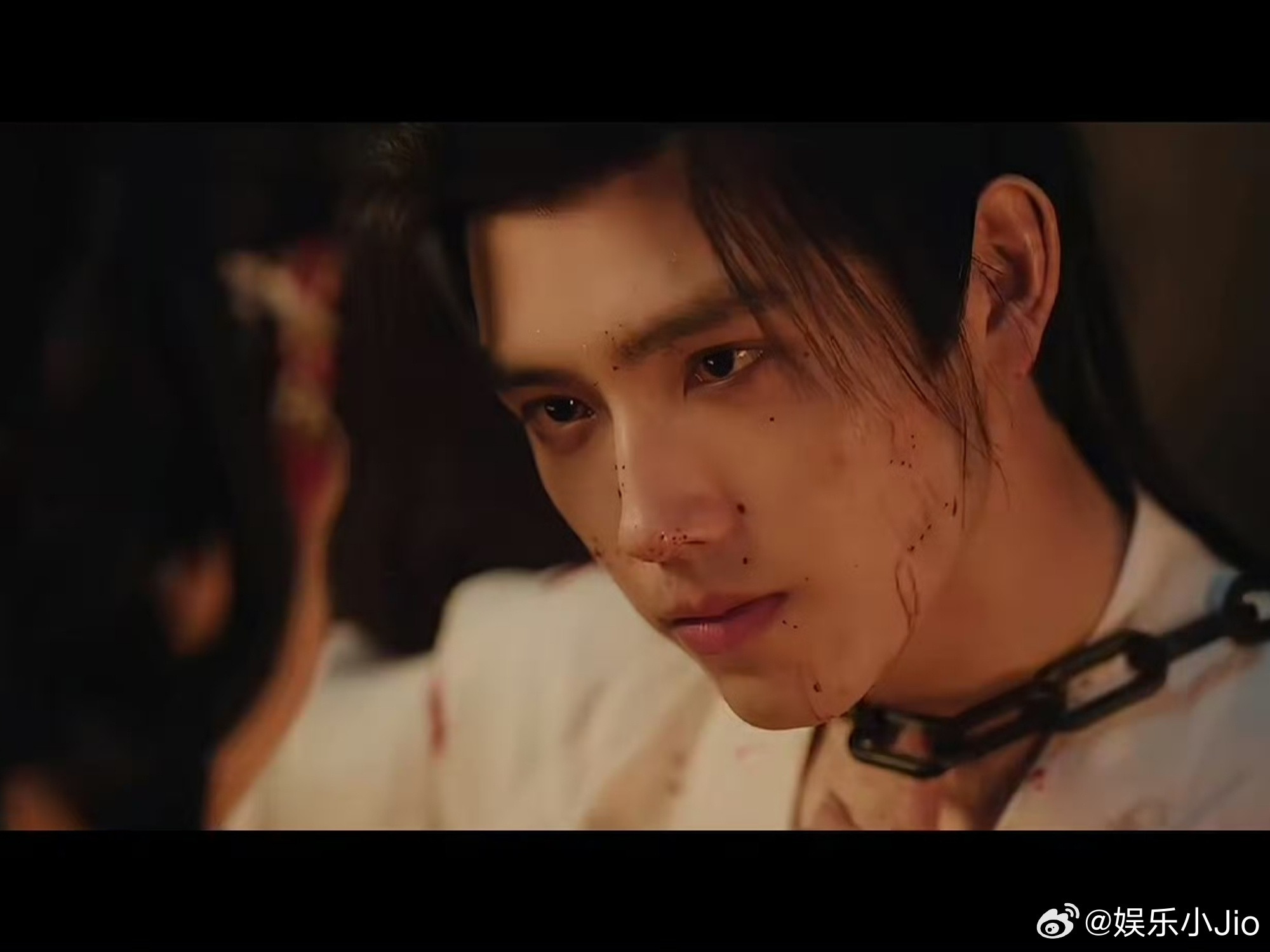 陈飞宇大梁踏白军统领段胥角色大片陈飞宇黑带蒙眼战损大片造型质感绝佳，气场凌厉又