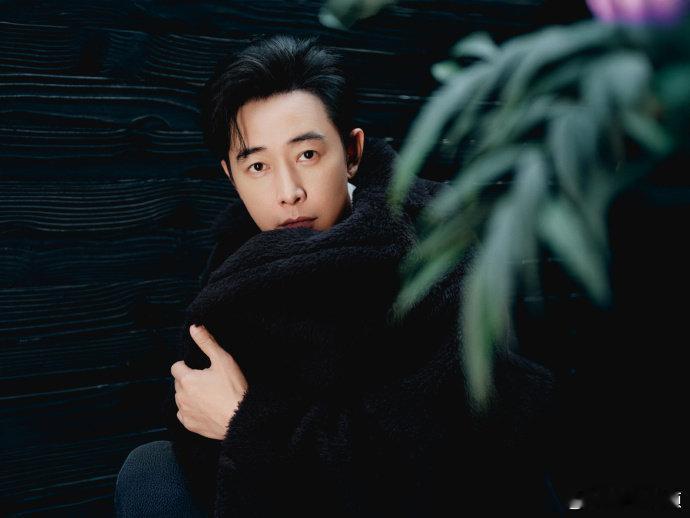 罗晋领一份钱打两份工，没想到罗晋在片场还默默点亮了做旧技能，主动为道具加工增添年