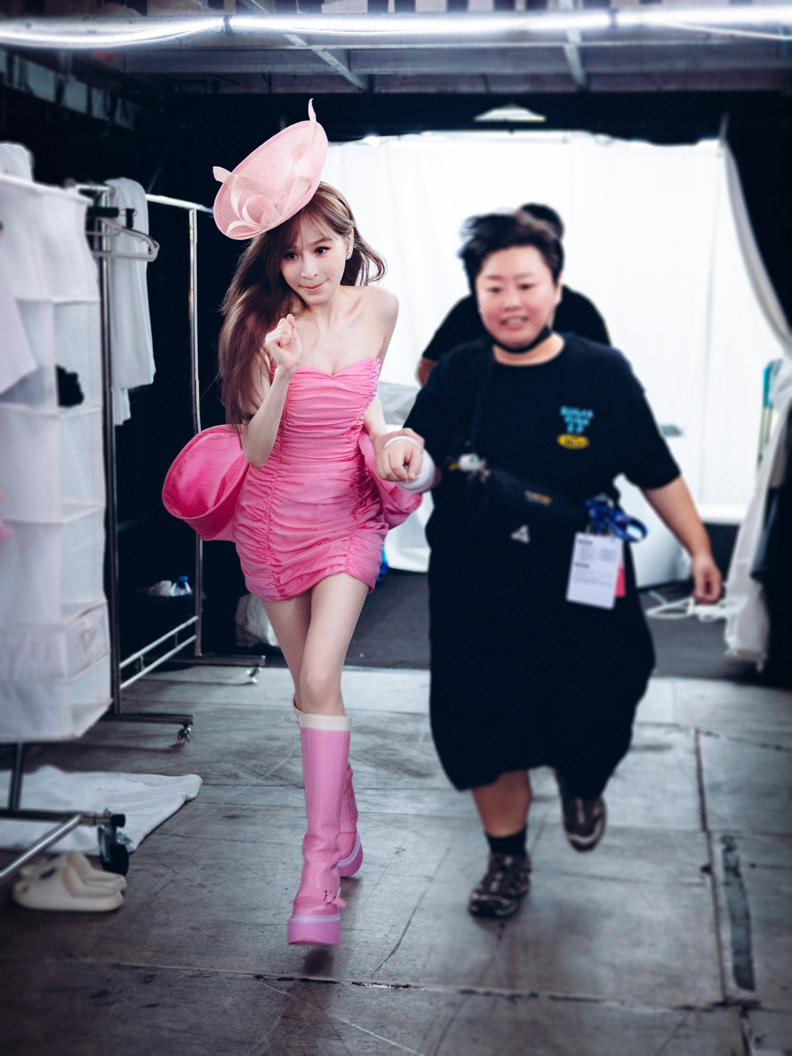 王心凌王心凌粉红短裙粉红高跟靴