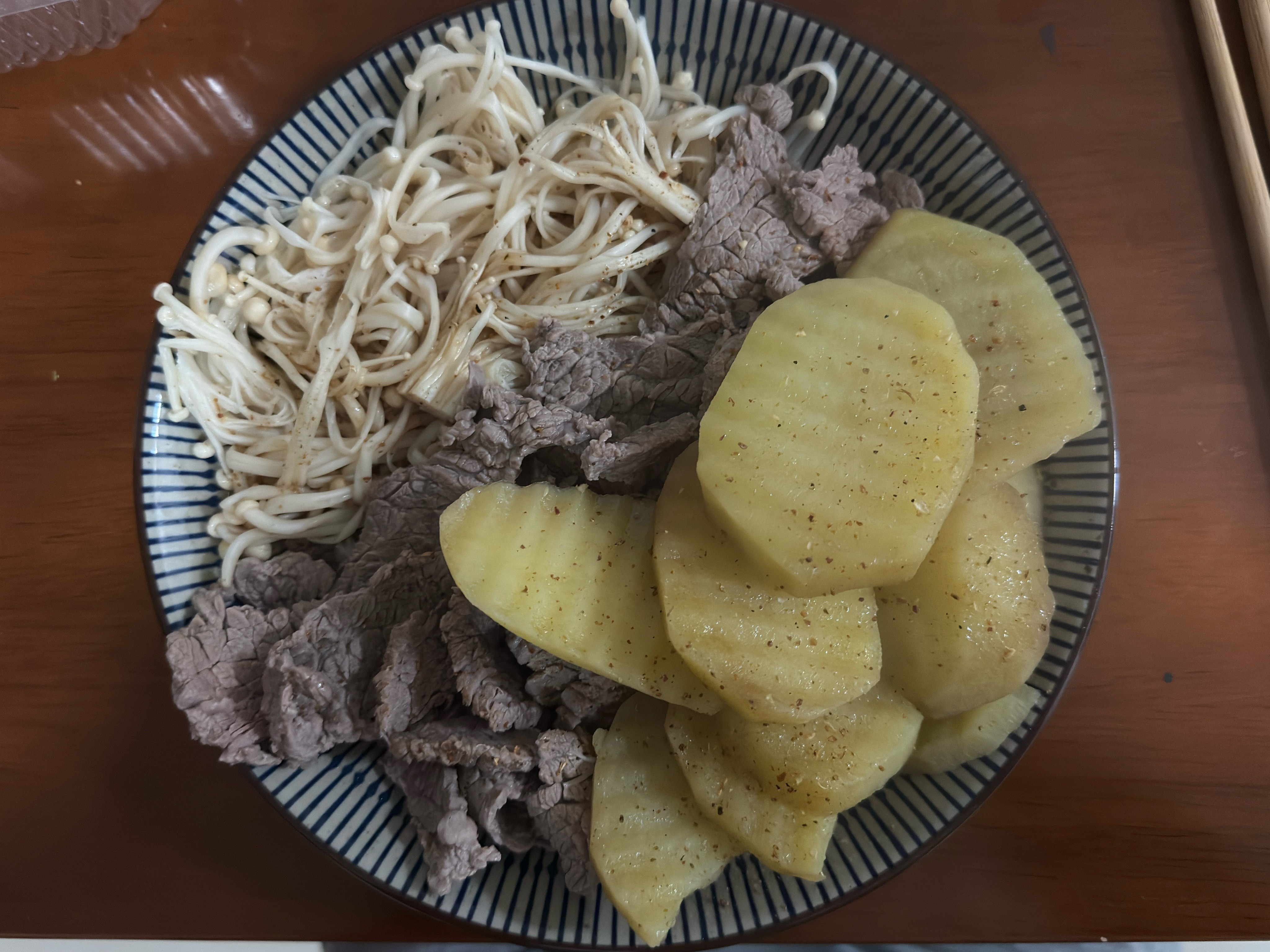 昨天晚饭吃的啥？土豆🥔金针菇🍄土豆🥔黄瓜🥒（没出镜）说好减脂的来打卡了，