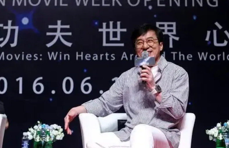 说白了，成龙也是对香港的演员没有信心了。这几年，成龙接连的好几部电影，合作的