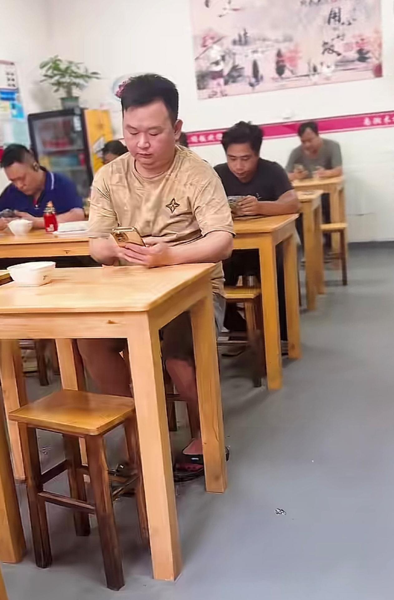到小吃店吃个饭，还以为是在开家长会，而且还都是男家长！而我像极了女班主任！