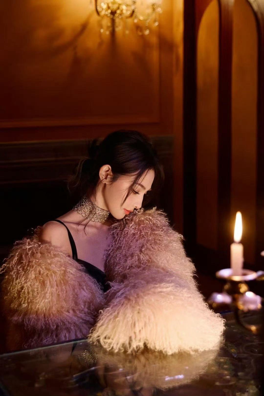 彭小苒的锁骨可以养鱼谁被彭小苒的锁骨美到窒息！流畅利落的线条搭配精致五官，自带