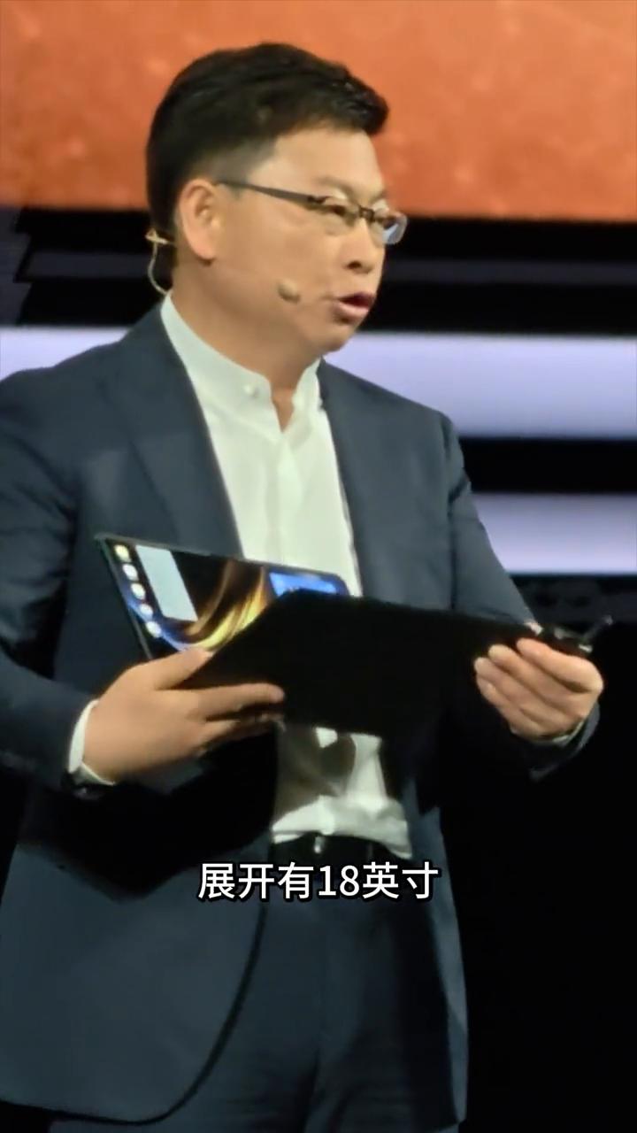 华为鸿蒙电脑，展开最大合上比苹果小。今天终于解决了电脑便携和大屏无法兼具的历史