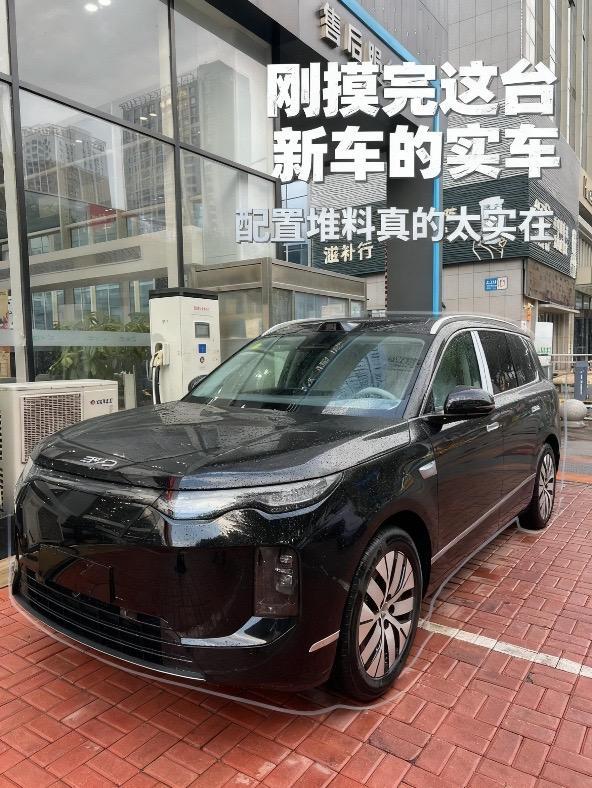 国庆干了一件对我来说很大的事，就是提了比亚迪海狮08EV。趁着雨后拍一组