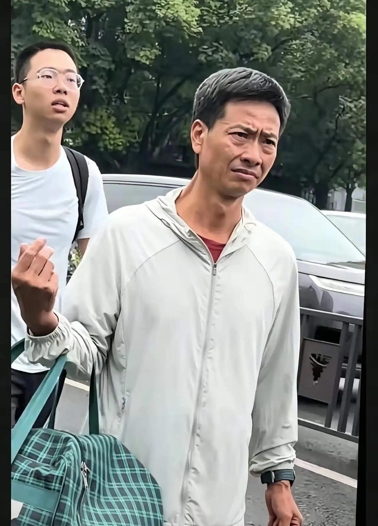浙大开学现场，本该是全家扬眉吐气的大喜日子，可这位送孩子报到的父亲，却让人看着心