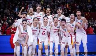 中国女篮现在有三大致命问题首先是主教练固执和死板，看似热身赛排兵布阵搞了三四套
